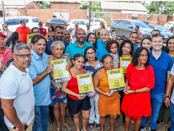 Gestão Paula Azevedo entrega títulos de propriedades e moradores de Todos os Santos comemoram