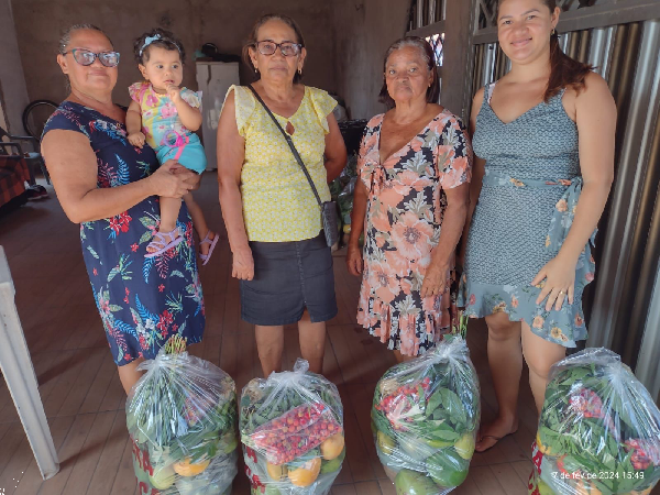 Moradores do Manaíra acompanhados pelo CRAS Tambaú recebem cestas verdes