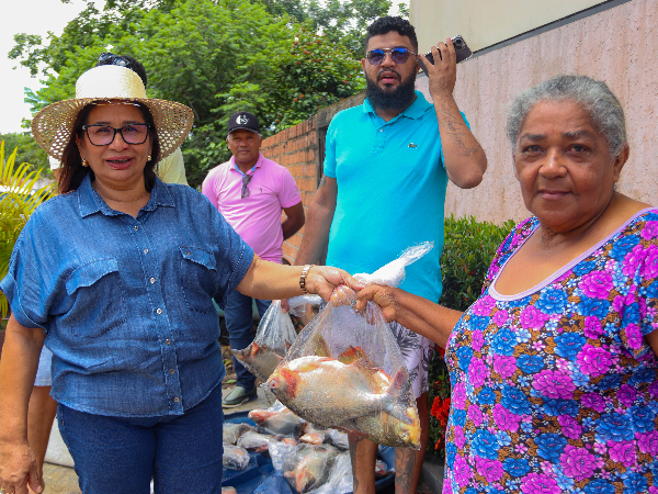 Prefeita Paula Azevedo mantém tradição na Semana Santa distribuindo 8 toneladas de pescado e centenas de cestas básicas