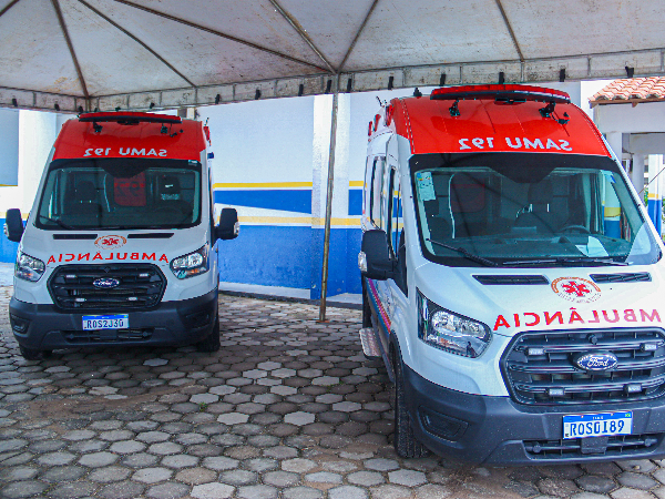 Prefeita Paula Azevedo entrega duas ambulâncias para o SAMU do município